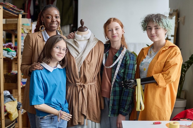 Uśmiechnięte osoby trzymają hafty